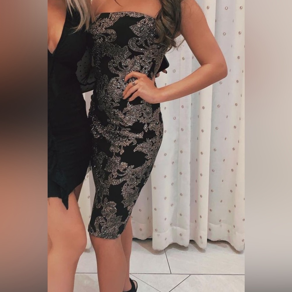 Black and gold sparking midi tight dress.
